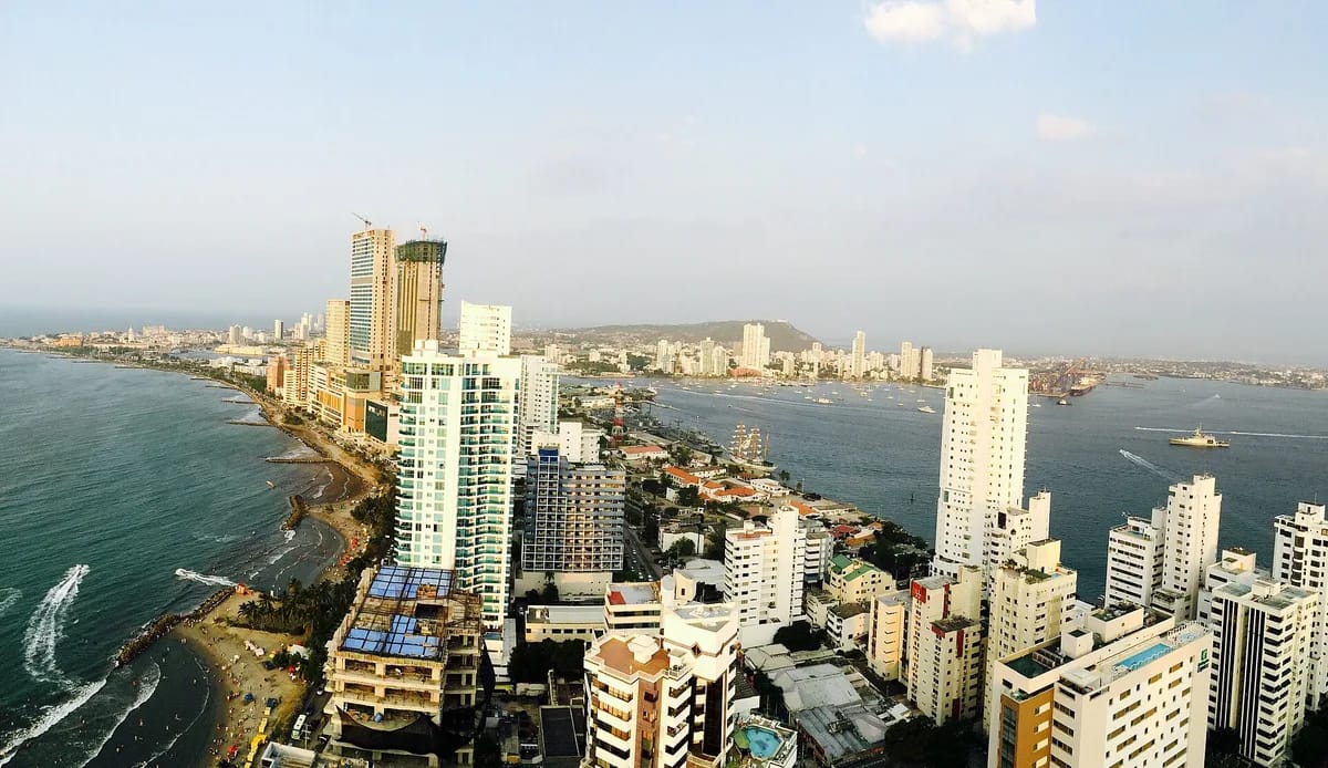 Vista de la playa de Bocagrande y los edificios junto al mar en Cartagena, Colombia